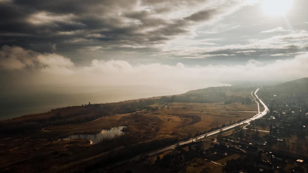 Mandulas Kabin A Kishaz Dezsaval Es Kilatassal A Balatonra Balatongyörök Екстериор снимка