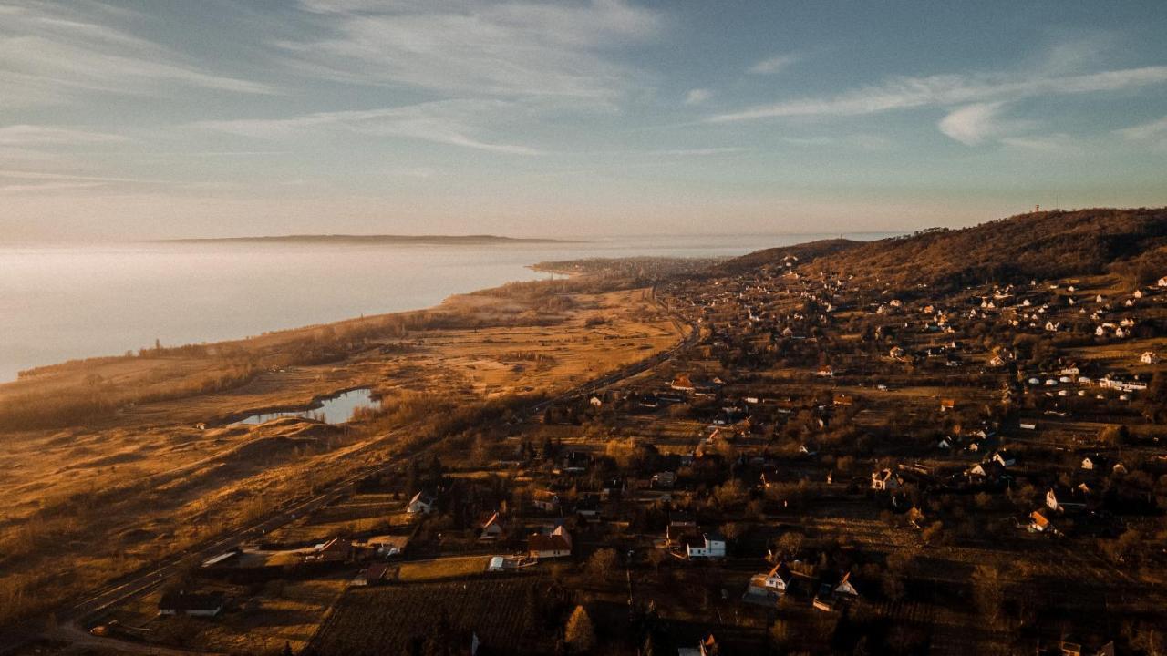 Mandulas Kabin A Kishaz Dezsaval Es Kilatassal A Balatonra Balatongyörök Екстериор снимка